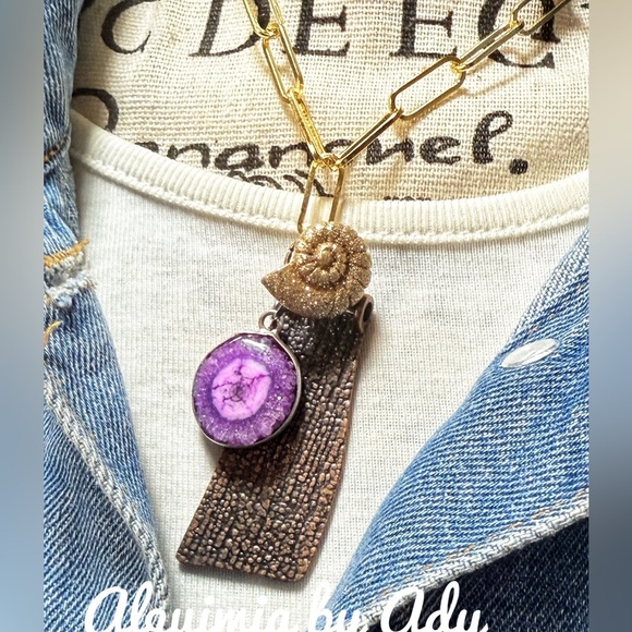 Purple solar quartz medallion and Gold Pendant Necklace - Picture 3 of 4